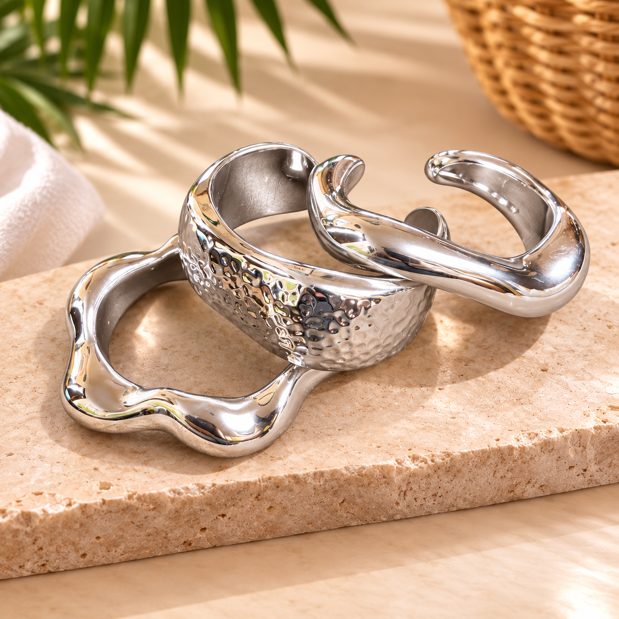 Lot de 3 Bracelets Bangles Argentés/ WhatsApp pour choisir.